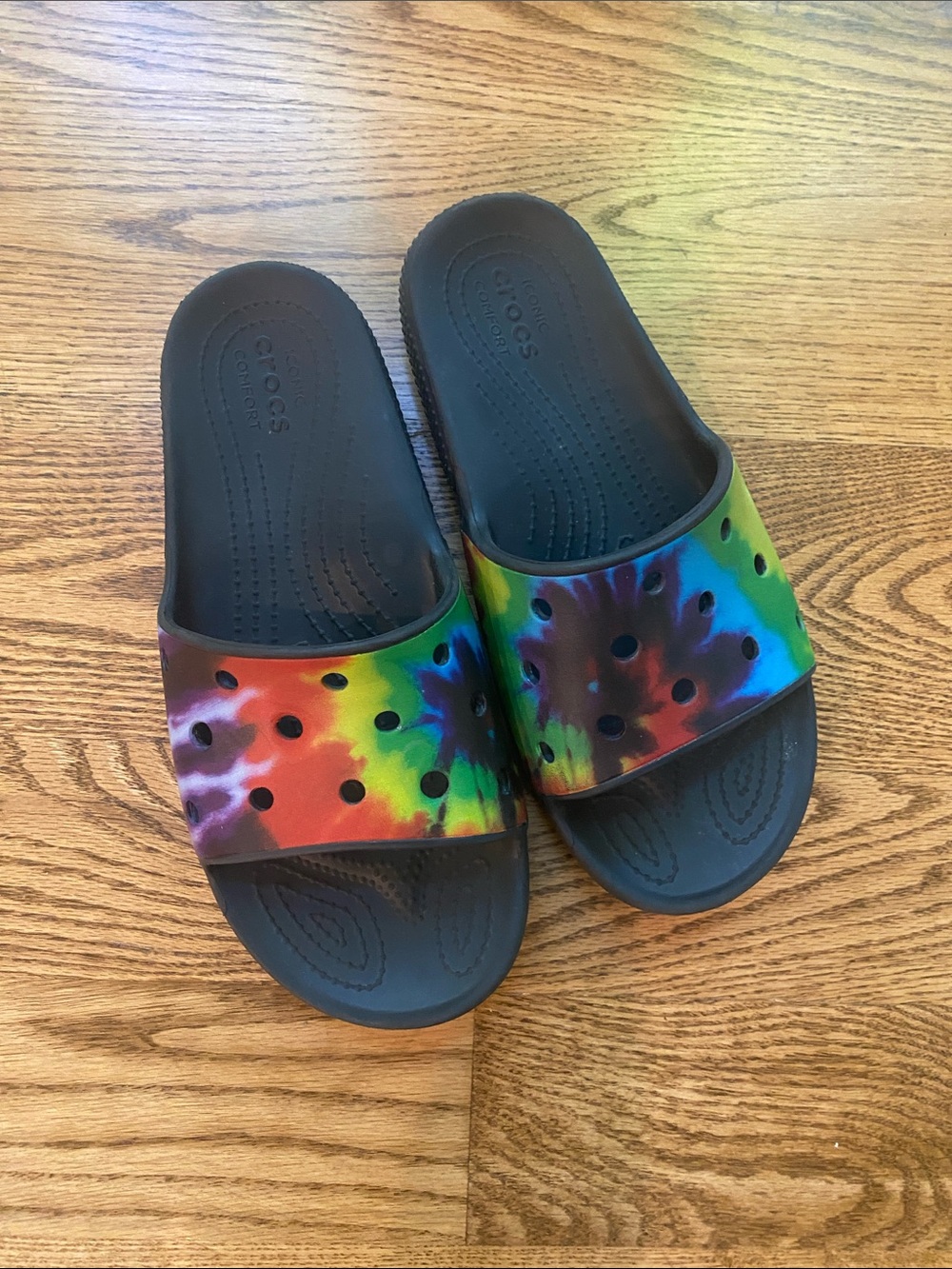 Croc Classic slide tie-dye graphic sandal vibrant multicolor M8 W10 comfort